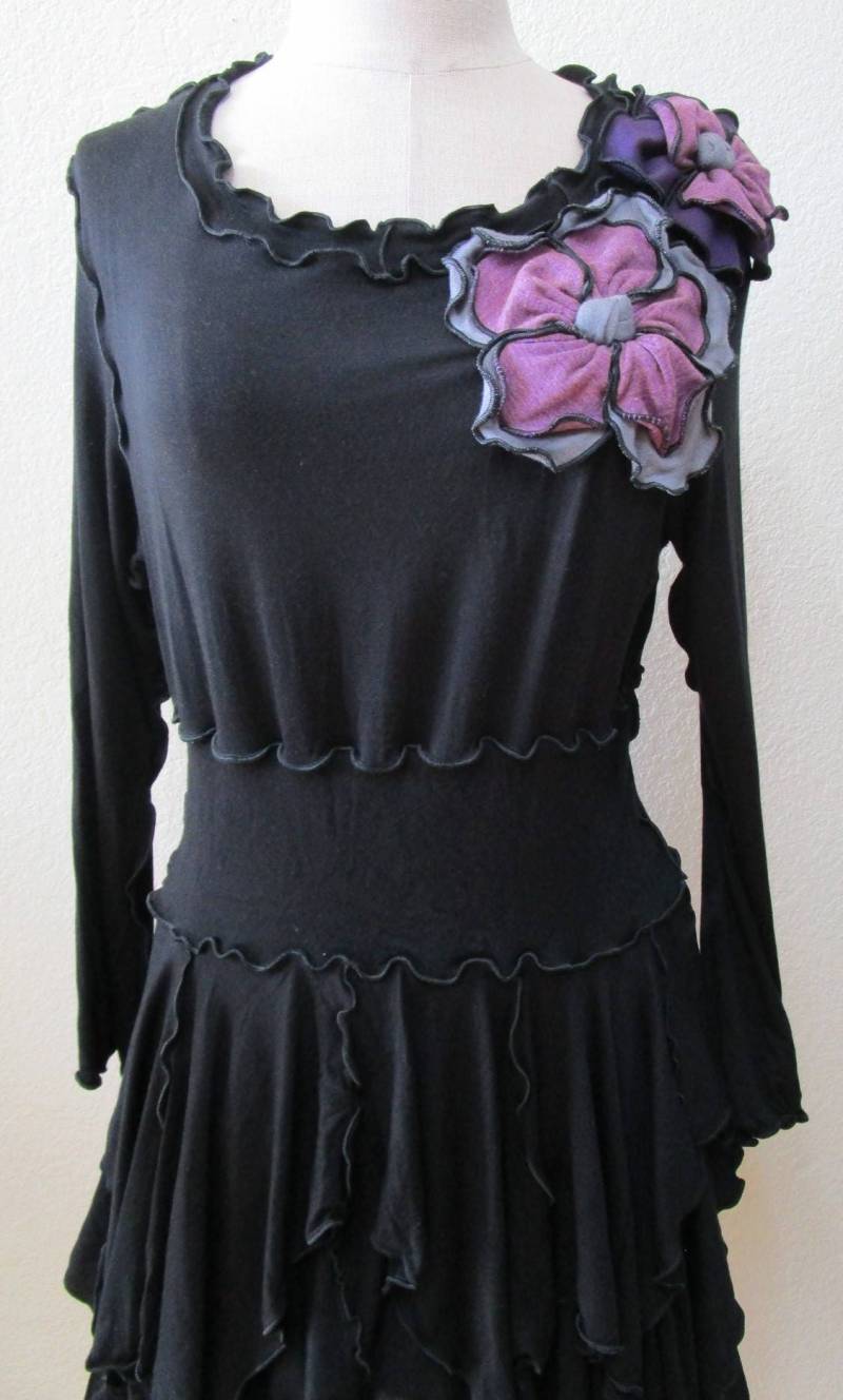 Schwarzes Rindshals-Langarm-Top Mit 2 Rosen Dekoration Front Top Plus Made in Usa | Vn39 Schwarzes Rindshals-Langarm-Top Mit 2 Rosen Dekoration Front Top Plus Made in Usa | Vn39 von vivonsdesign