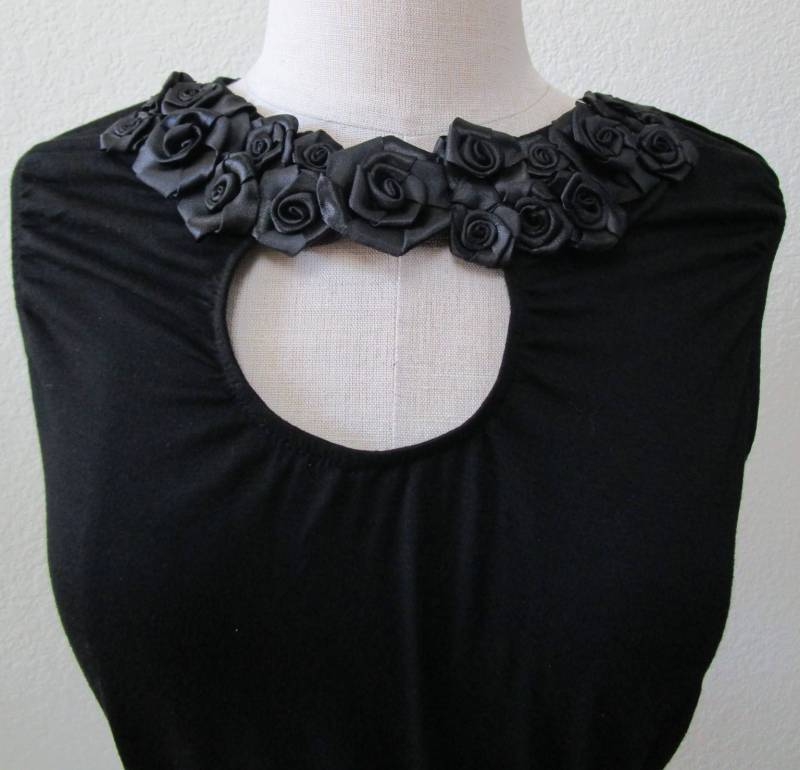 Schwarzes Tank Top Mit Rosendekor Plus Made in U.s.a. | V91 Schwarzes Tank Top Mit Rosendekor Plus Made in U.s.a. | V91 von vivonsdesign