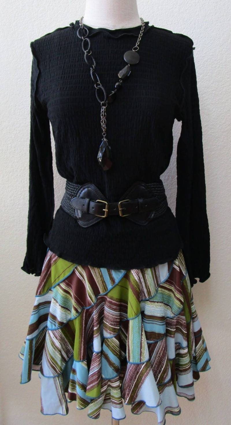 Schwarzes Tunika Top Mit Rüschen-Rand Plus Made in Usa | V162 von vivonsdesign