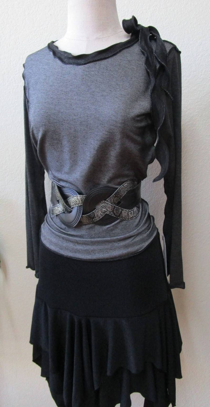 Silbergraues Und Schwarzes Langarm Top Mit Krawattengürtel An Der Schulter Plus Made in Usa. | Vn59 Silbergraues Und Schwarzes Langarm Top Mit Krawattengürtel An Der Schulter Plus Made in Usa. | Vn59 von vivonsdesign