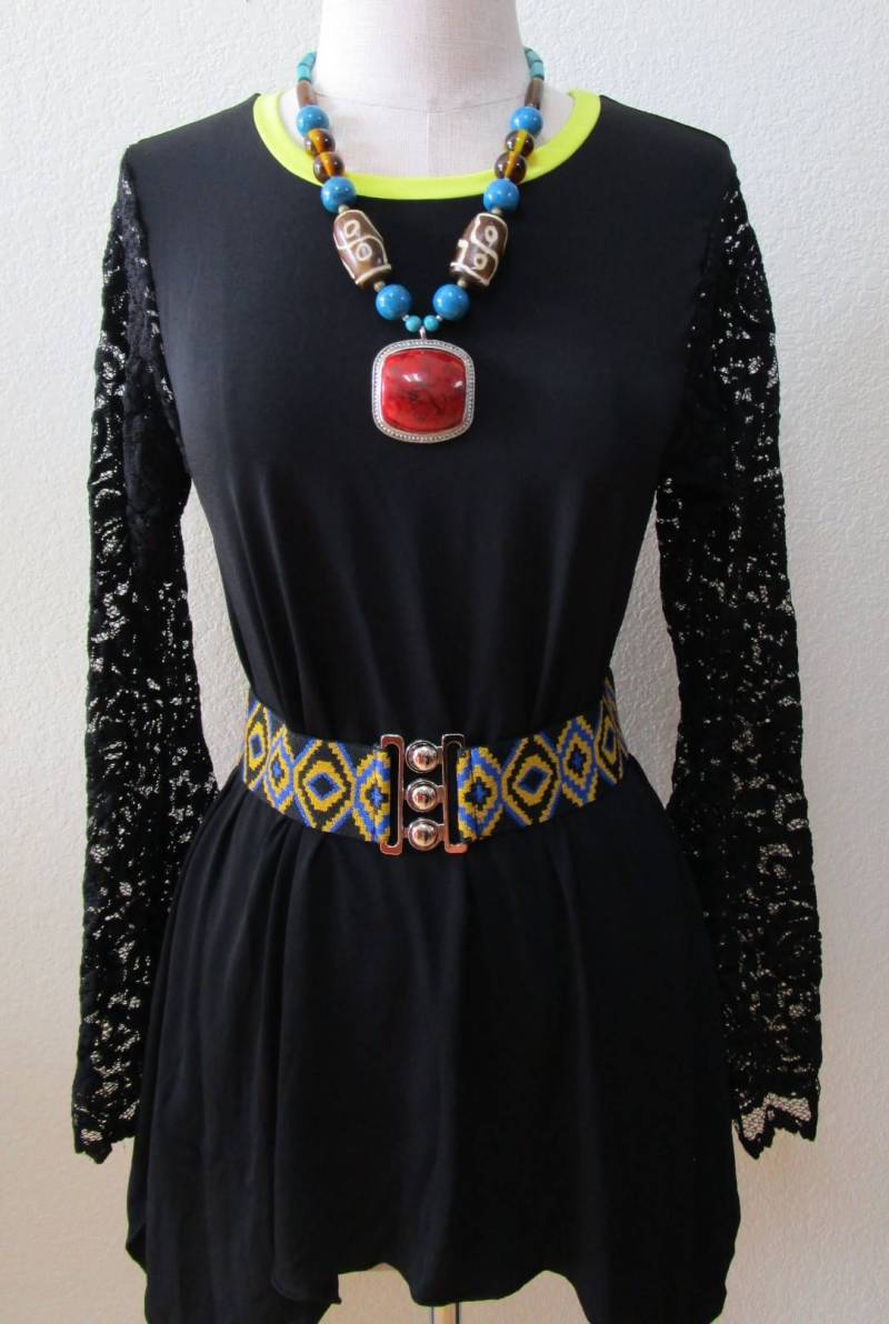 Wunderschönes Schwarzes Tunika Top Mit Gelber Zierzierleiste Und Schwarzen Spitzenärmeln Plus Made in Usa | V145 Wunderschönes Schwarzes Tunika Top Mit Gelber Zierzierleiste Und Schwarzen Spitzenärmeln Plus Made in Usa | V145 von vivonsdesign