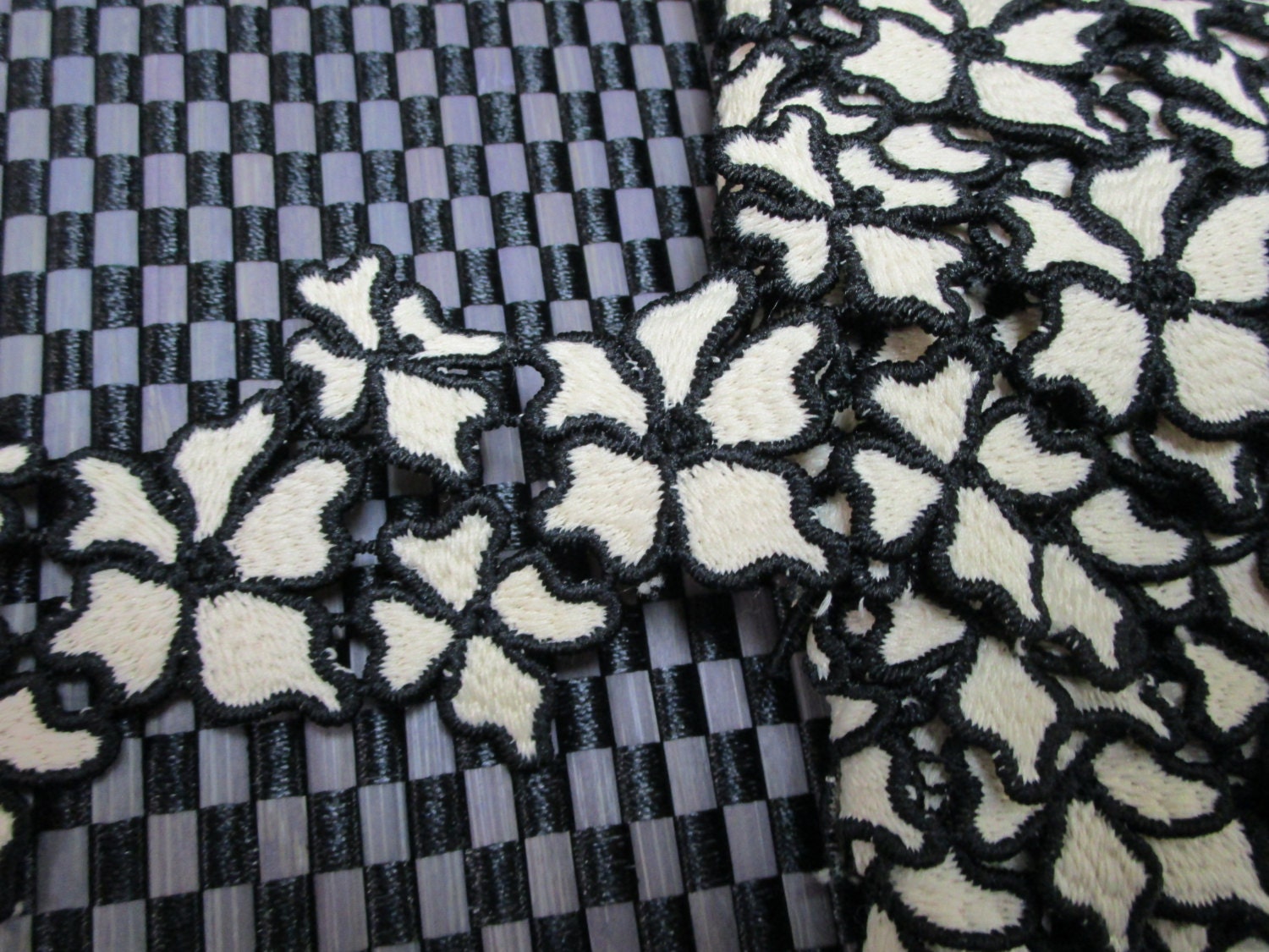 2 Meter in 1/2" Breite Hell Pfirsich Und Schwarz Rand Farbe High End Gehäkelte Poly-Baumwoll-Borte Mit Blumen Muster Für Ihr Mode/Hochzeitsdesign 2 Meter in 1/2" Breite Hell Pfirsich Und Schwarz Rand Farbe High End Gehäkelte Poly-Baumwoll-Borte Mit Blumen Muster Für Ihr Mode/Hochzeitsdesign von vivontrims