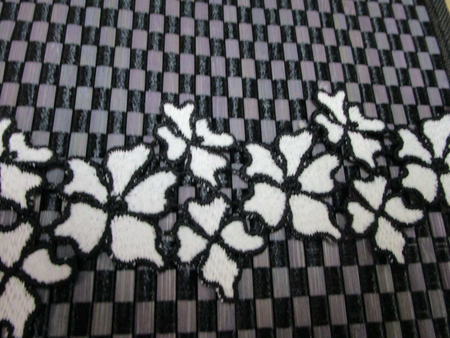 2 Meter in 1/2" Breite Weiß Und Schwarz Randfarbe High End Gehäkelte Poly-Baumwoll-Borte Mit Blumenmuster Für Ihr Mode-/Hochzeitsdesign 2 Meter in 1/2" Breite Weiß Und Schwarz Randfarbe High End Gehäkelte Poly-Baumwoll-Borte Mit Blumenmuster Für Ihr Mode-/Hochzeitsdesign von vivontrims