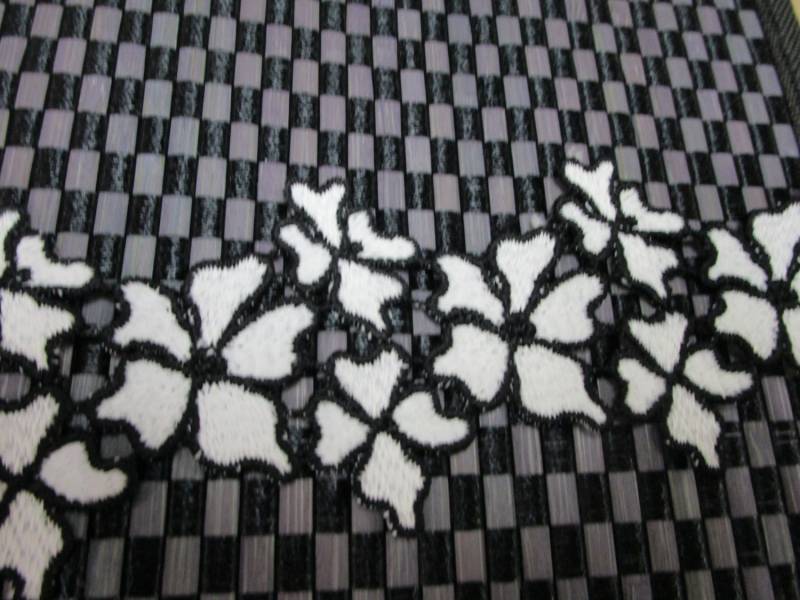 2 Meter in 1/2" Breite Weiß Und Schwarz Randfarbe High End Gehäkelte Poly-Baumwoll-Borte Mit Blumenmuster Für Ihr Mode-/Hochzeitsdesign 2 Meter in 1/2" Breite Weiß Und Schwarz Randfarbe High End Gehäkelte Poly-Baumwoll-Borte Mit Blumenmuster Für Ihr Mode-/Hochzeitsdesign von vivontrims