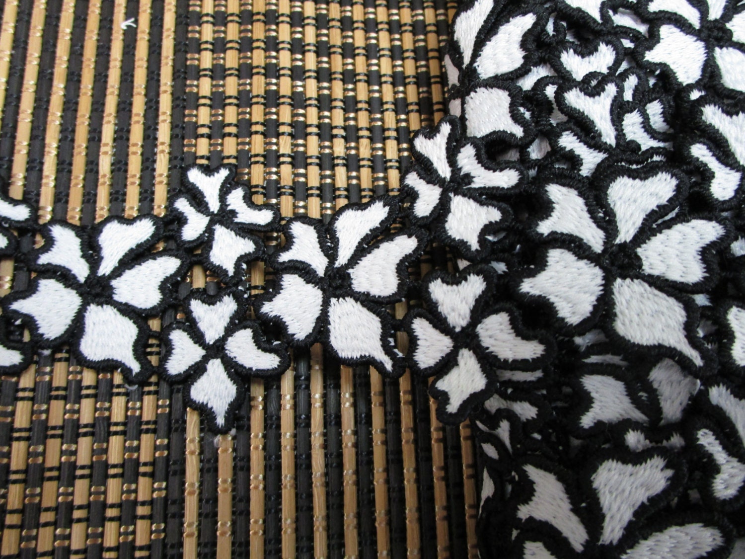 2 Werften in 1/2" Breite Leichten Grauen Und Schwarzen Rand Farbe High-End Poly Baumwolle Trim W/Florale Häkelmuster Für Ihre Mode/Hochzeit Gestalten 2 Werften in 1/2" Breite Leichten Grauen Und Schwarzen Rand Farbe High-End Poly Baumwolle Trim W/Florale Häkelmuster Für Ihre Mode/Hochzeit Gestalten von vivontrims