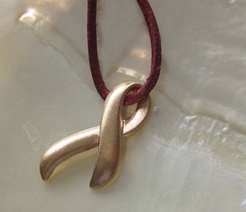 Brust Krebs Überlebende Awareness Ribbon Anhänger in Solide 9 K Rote Rose Gold Halskette Armband Charm Stapelbar Vegan-Schmuck von vixjewellery