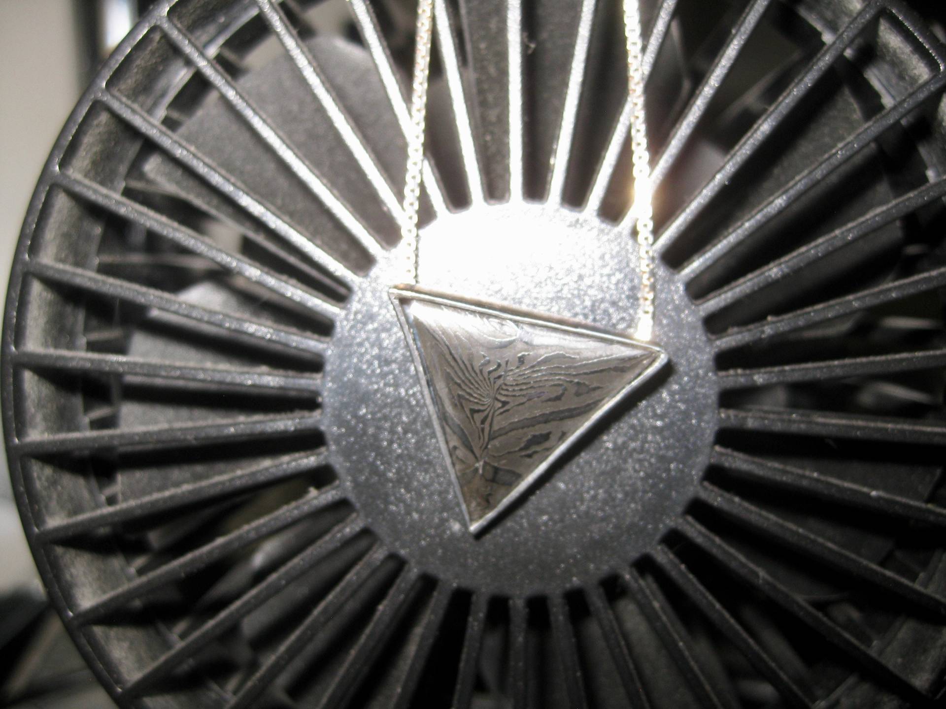 Damaszener Stahl Sterling Silber Dreieck Anhänger Limited Edition Handgefertigter Unisex von vixjewellery