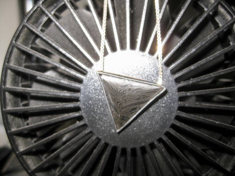 Damaszener Stahl Sterling Silber Dreieck Anhänger Limited Edition Handgefertigter Unisex von vixjewellery