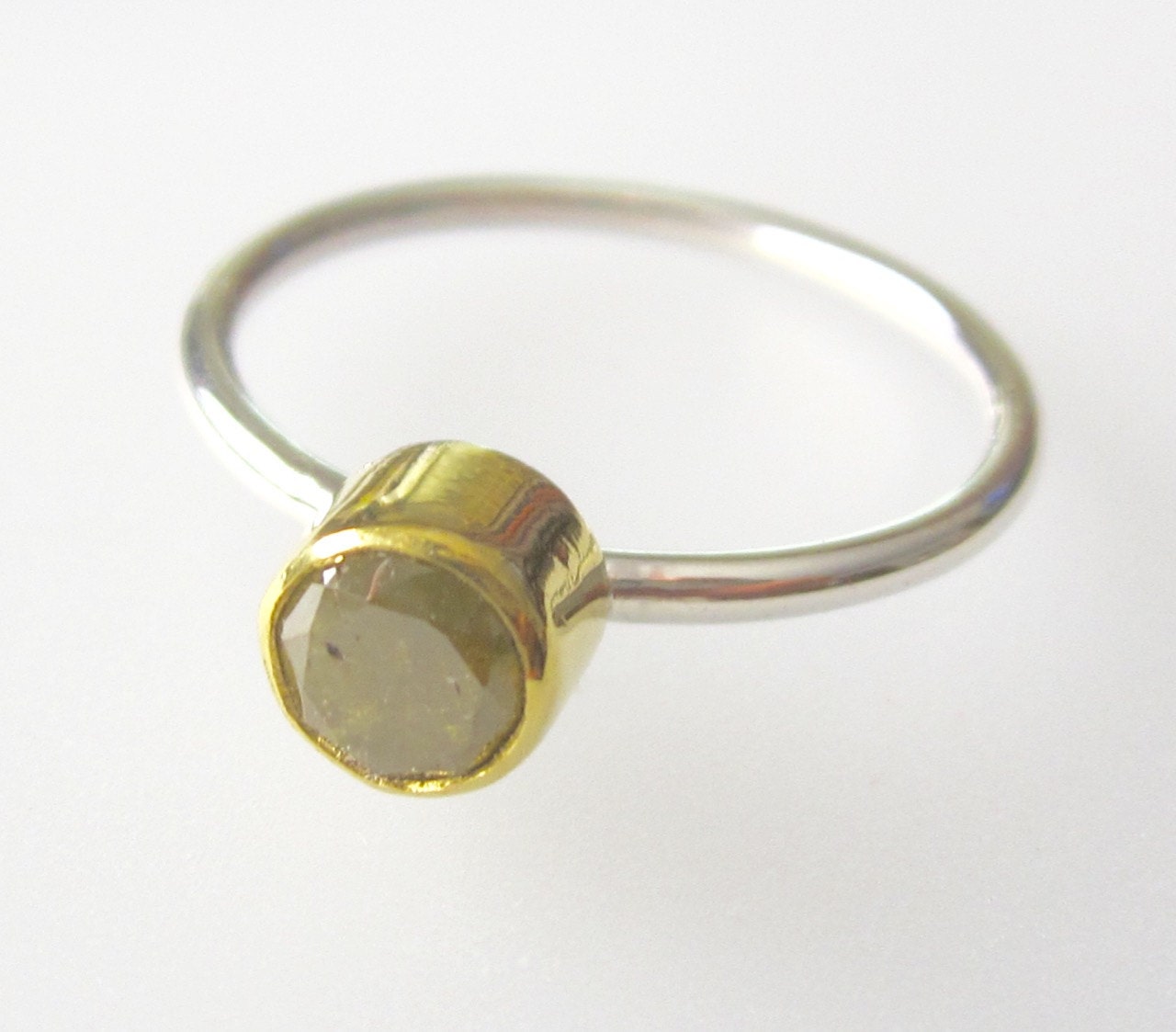 Echter Diamant Handgefertigter Verlobungsring Massiv 22K Gelbgold Runde Lünette Sterling Silber Schmalband Einzigartiger Ring Ooak von vixjewellery