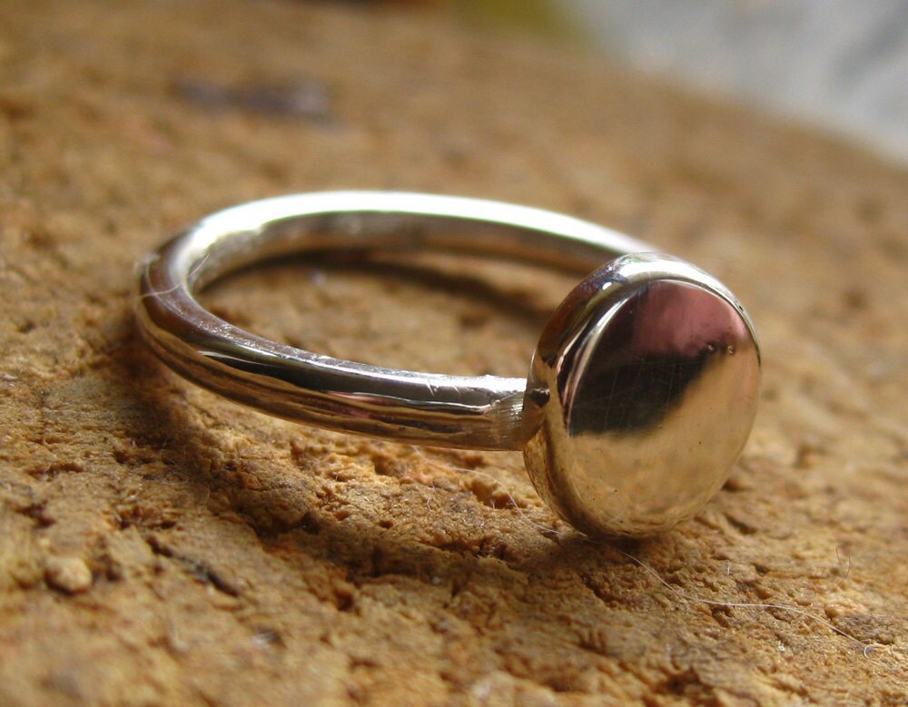 Gehämmert Knopfring in Sterling Silber von vixjewellery