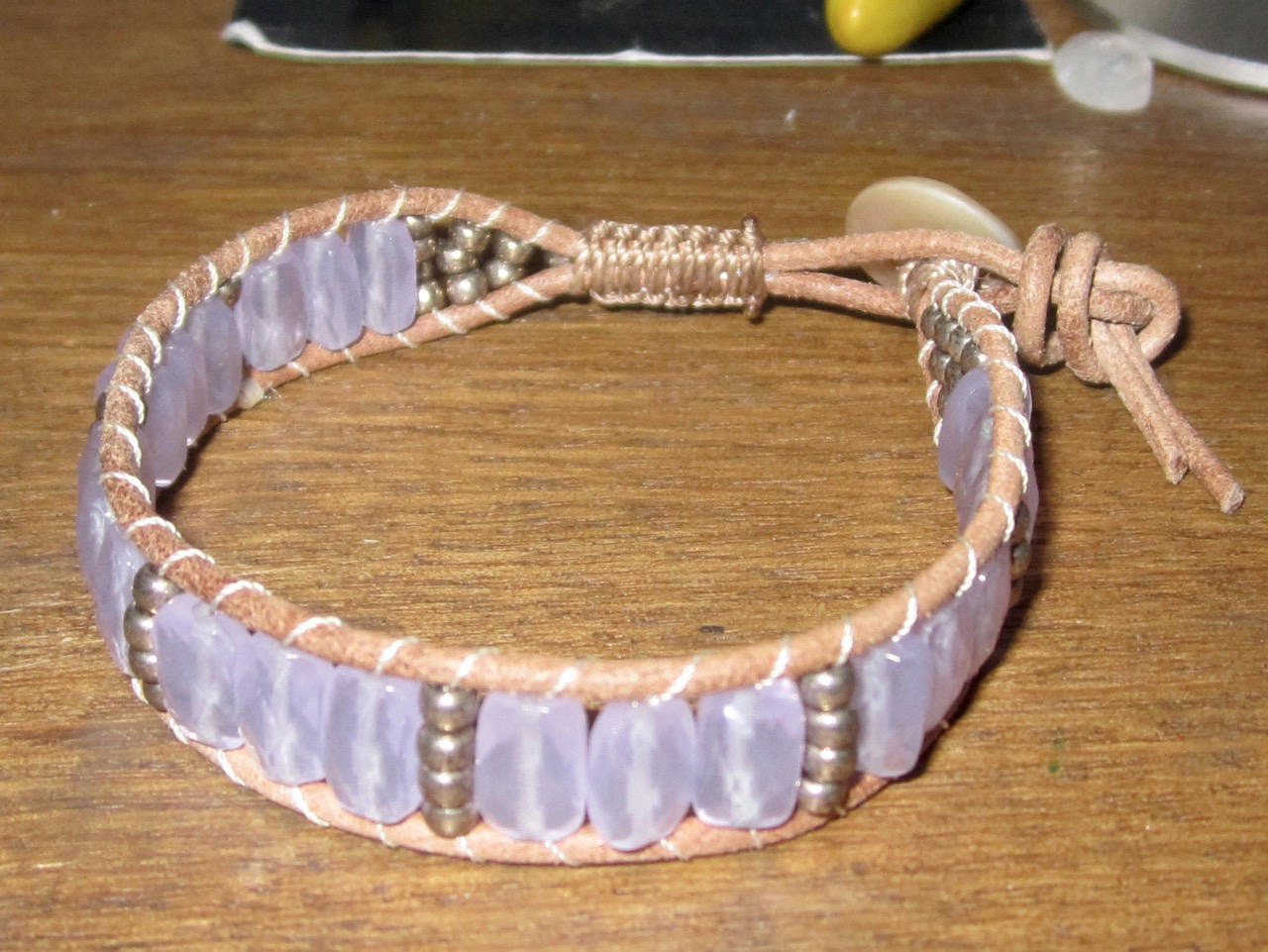 Lavendel Jade Glas Perlen Unisex Yoga Armband Aus Echtem Leder von vixjewellery