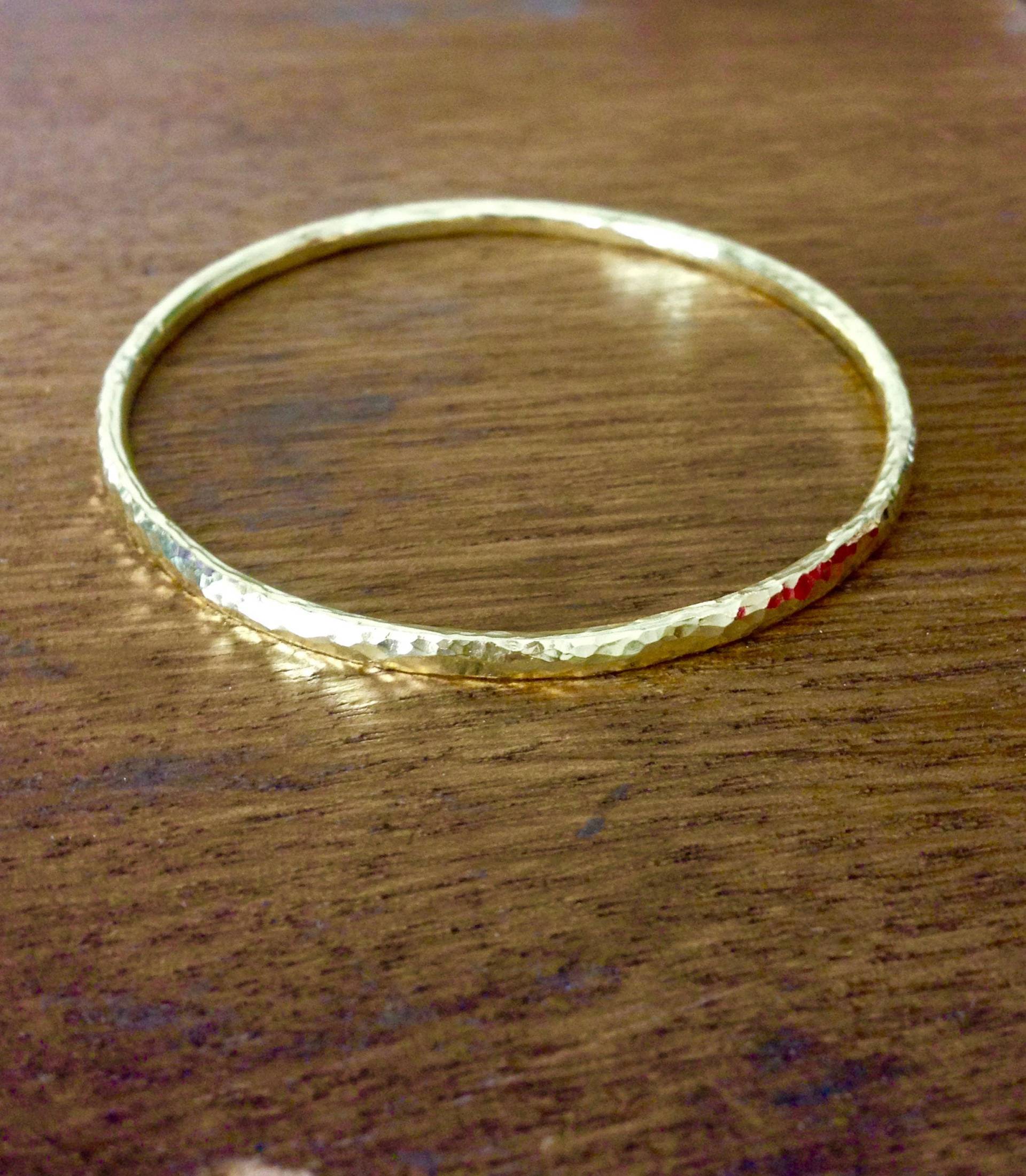 Massiver 18K Gelbgold Handgefertigt Gehämmerter Armreif Minimalistisch Perfektes Geschenk Frau Tochter Debütante Abitur Unisex Erwachsene von vixjewellery