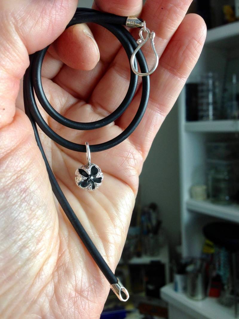 Samenkapsel in Sterlingsilber Gegossen Aus Natur-Stapelbar-Anhänger von vixjewellery