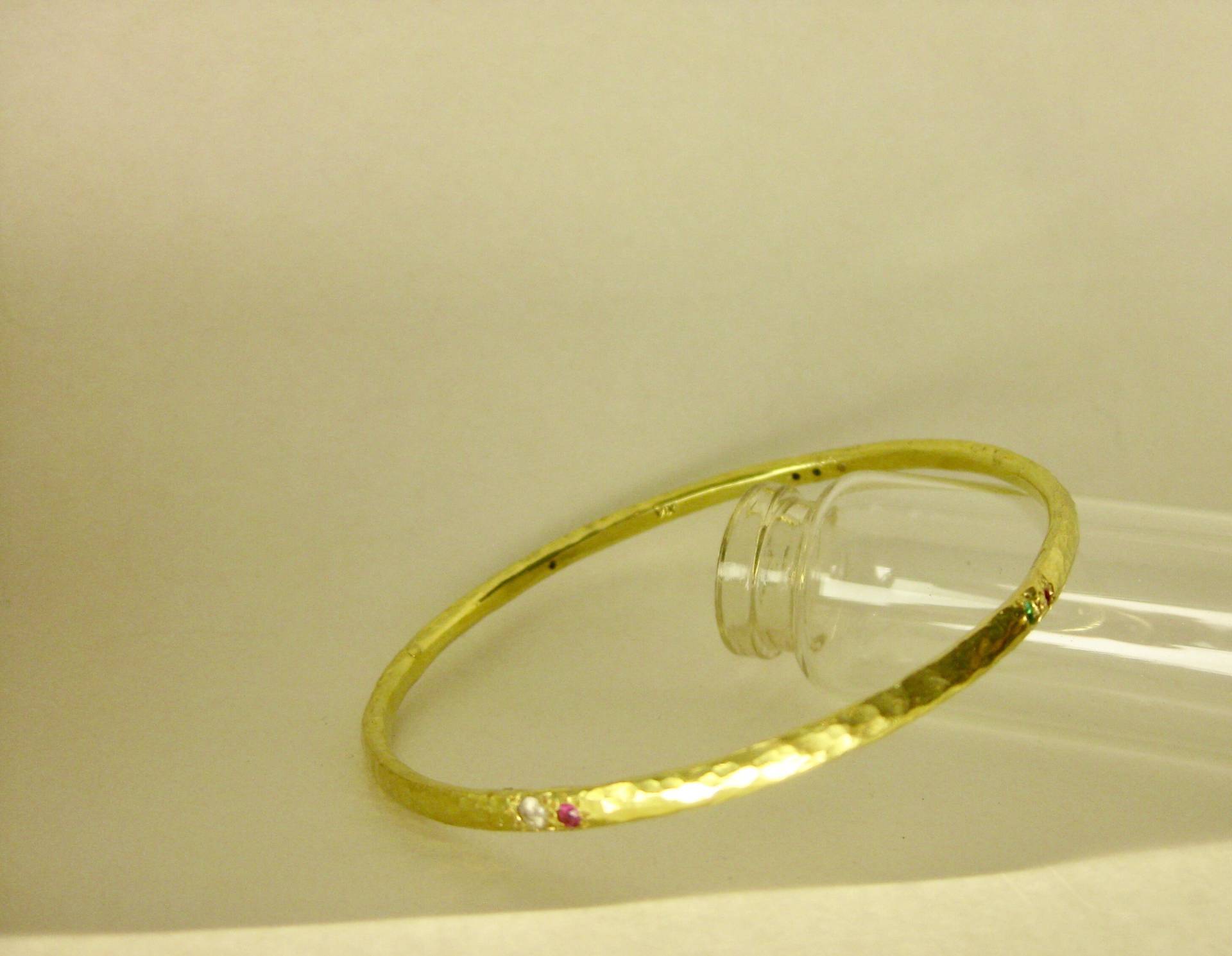 Solide 18K Gelbgold Gehämmert Handgefertigte Dünne Armreif Armband Saphir Edelsteine von vixjewellery