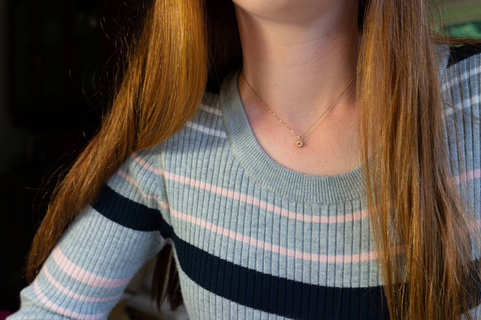 Solide 9K Pfirsich Gold Blume Knospe Charme Anhänger Doppelseitig Saphir Rubin Texturierte Floral von vixjewellery