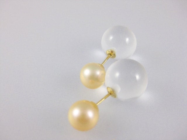 Super Ohrring Trend Doppelseitige Solid 14K Gelbgold Salzwasser Zuchtperle Und Bergkristall Ohrstecker von vixjewellery