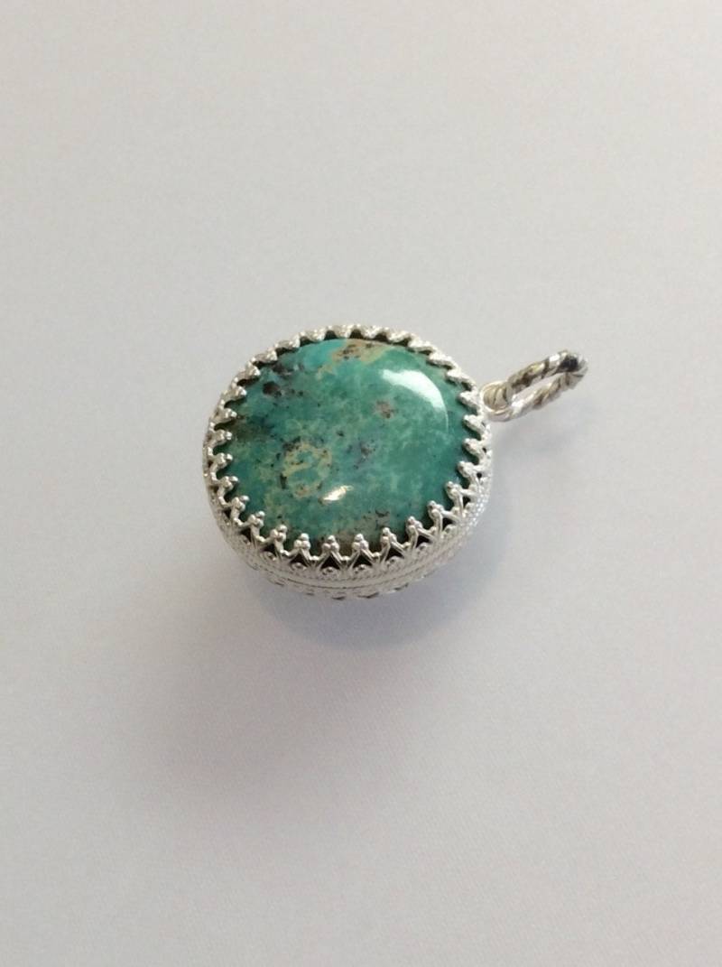 Türkis Anhänger Dezember Birthstone Sterling Silber Runde Cabochon Doppelseitig Spitzen Lünette Schwarz Neopren Halskette von vixjewellery