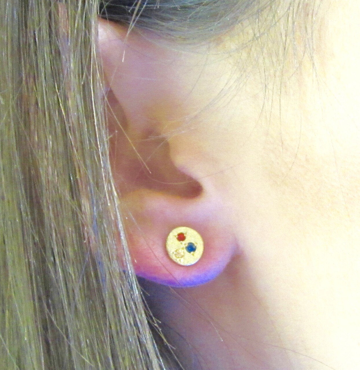 Winzige Solide 18K Gold Freeform Runde Ohrstecker Ohrringe Edelstein Besetzte Saphire Mehrfarben von vixjewellery