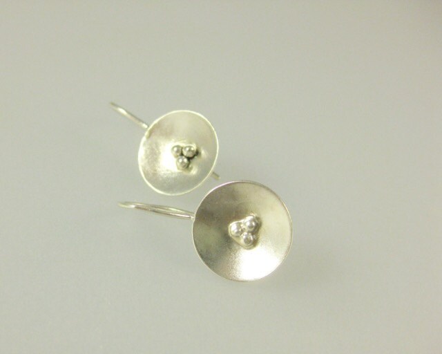 sterling Silber Dome Cup Ohrringe Drähte Durchbohrt Granultion von vixjewellery