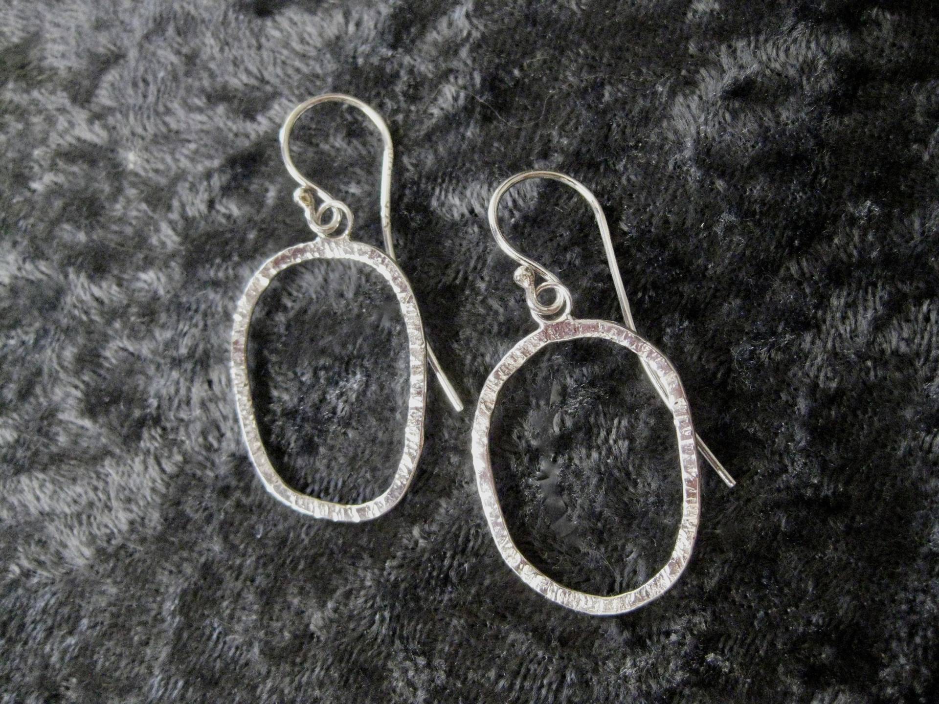 sterling Silber Handgefertigte Einzigartige Gravierte Freeform Oval Creolen Boho Geschmiedet Gehämmert von vixjewellery