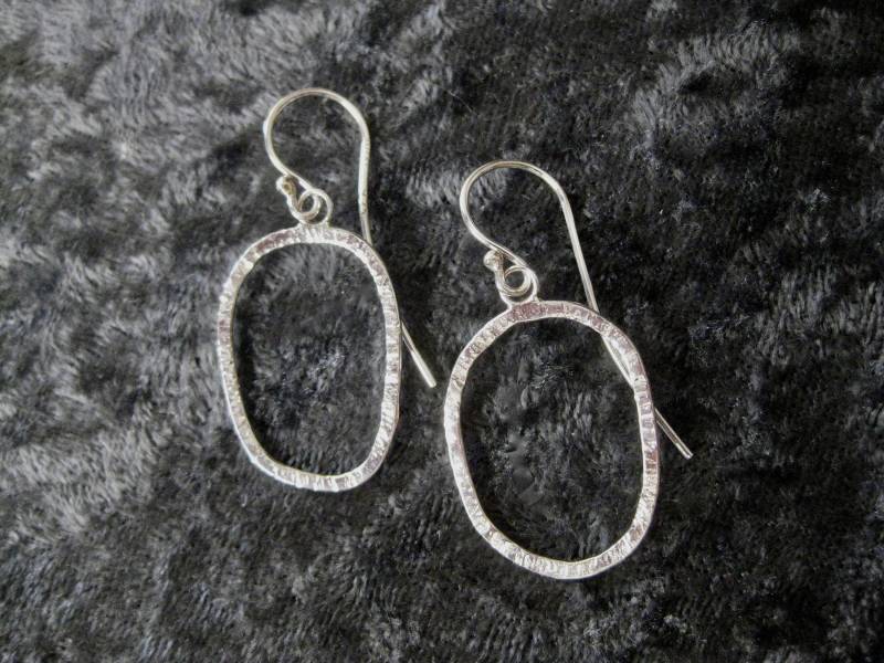 sterling Silber Handgefertigte Einzigartige Gravierte Freeform Oval Creolen Boho Geschmiedet Gehämmert von vixjewellery