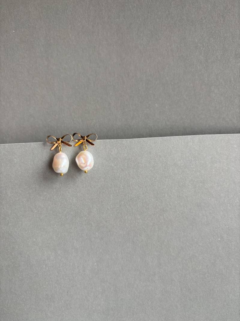 M A R G U X/Elegante Ohrringe Mit Echter Perle Und Vergoldetem Stecker, 3 X 1, 5 cm von vonBette