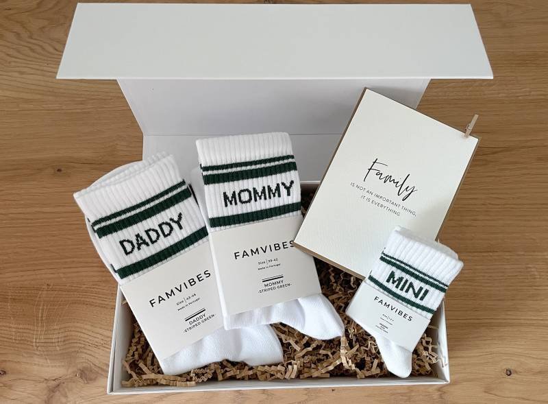 Geschenkbox Zur Geburt - Familybox Tennissocken Striped Für Werdende Eltern -Geschenk Die Ganze Familie Vatertag von vonKarls