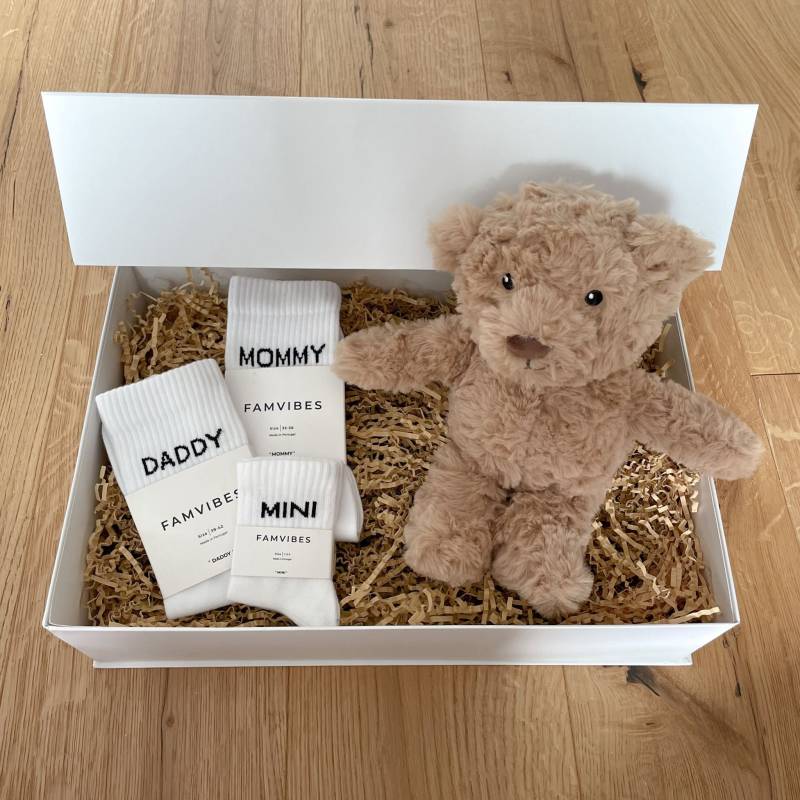 Geschenkbox Zur Geburt - Für Werdende Eltern Spieluhr Teddybär Tennissocken Partnerlook Weihnachtsgeschenk von vonKarls