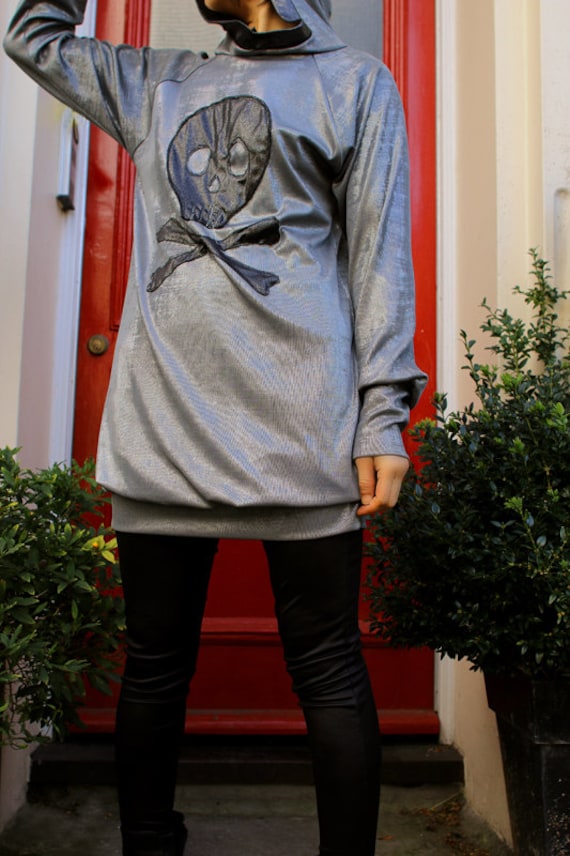 Silbergraues Jersey-Kapuzenkleid Mit Schwarzer Metalljersey Totenkopf-Applikation Silbergraues Jersey-Kapuzenkleid Mit Schwarzer Metalljersey Totenkopf-Applikation von vortexlondon