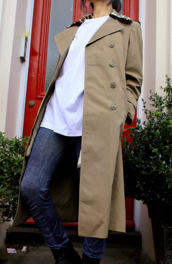 Zweiter Vintage Trenchcoat Mit Abnehmbarem Futter Und Leopard Kragen Zweiter Vintage Trenchcoat Mit Abnehmbarem Futter Und Leopard Kragen von vortexlondon