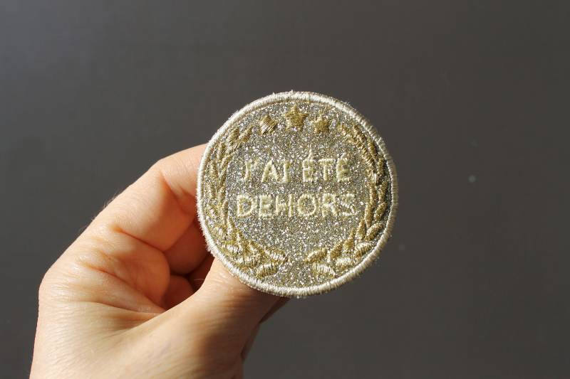 Brosche Goldmedaille I Was Out Trompe L'oeil Humor Offbeat Glittery Stoff Gold Message Embroidered in French Thread Made France von vousavezunmessagefr