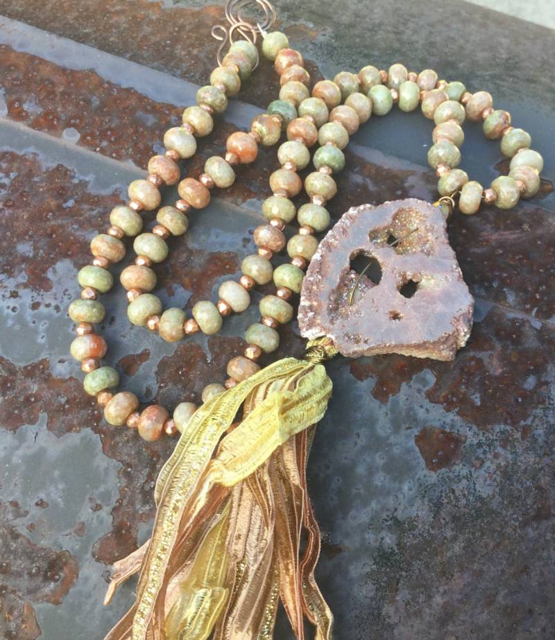Apricot Druse Höhlen Platte Und Seide Sari Band Quaste Mit Jaspis Pyrit Halskette Boho Schmuck von vowangems