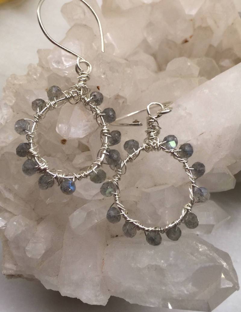 Handgeschmiedete Labradorit Hoop Ohrringe Sterling Silber Draht Gewickelt von vowangems