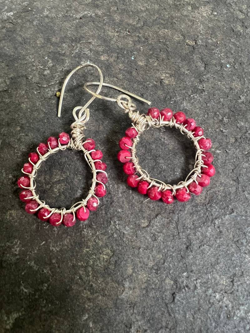 Handgeschmiedete Sterling Silber Wire Wrapped Creolen Echte Rubin Juli Birthstone Orig 96 Dollar Jetzt 76 Verkauf Handgeschmiedete Sterling Silber Wire Wrapped Creolen Echte Rubin Juli Birthstone Orig 96 Dollar Jetzt 76 Verkauf von vowangems