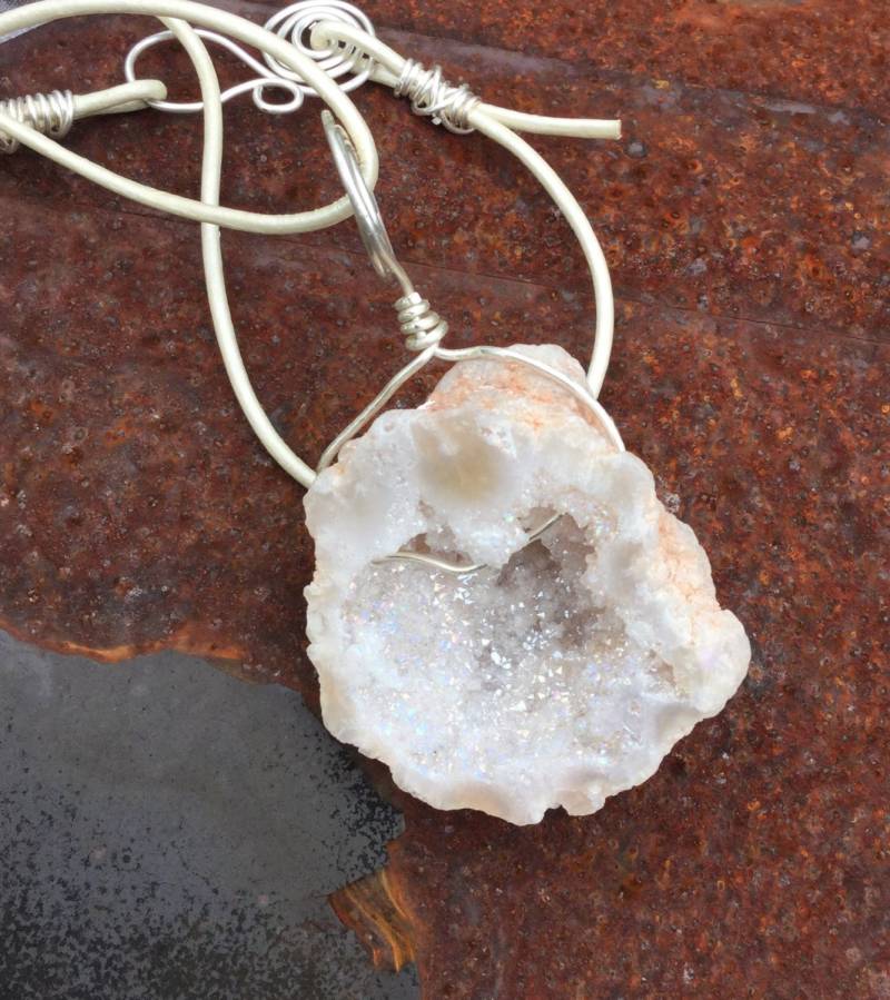 Schneewittchen Drusy Geode Auf Leder Halskette Druzy Anhänger Boho Schmuck Cruise Resort Wear Drusy Orig 60 Dollar Jetzt 50 Sale Schneewittchen Drusy Geode Auf Leder Halskette Druzy Anhänger Boho Schmuck Cruise Resort Wear Drusy Orig 60 Dollar Jetzt 50 Sale von vowangems