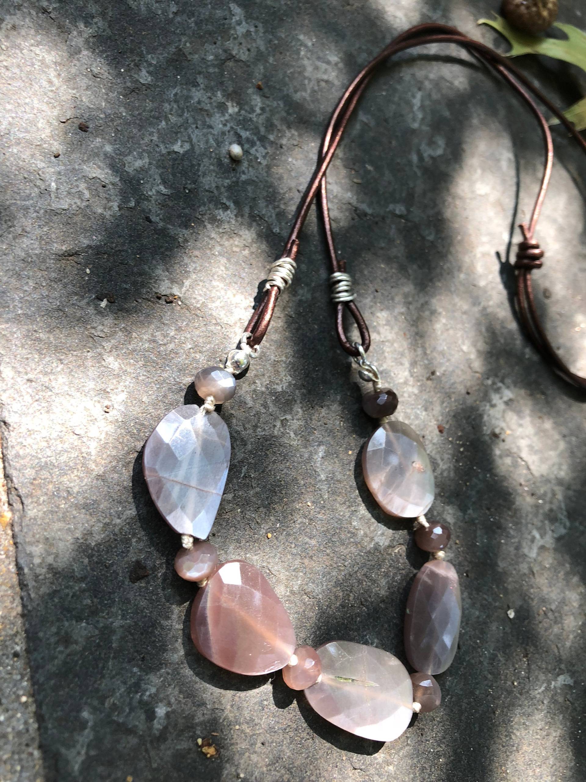 Schokolade Mondstein Seide Geknüpft Auf Dunkelbraun Metallic Lederband Sundance Style Boho Schmuck Schokolade Mondstein Seide Geknüpft Auf Dunkelbraun Metallic Lederband Sundance Style Boho Schmuck von vowangems
