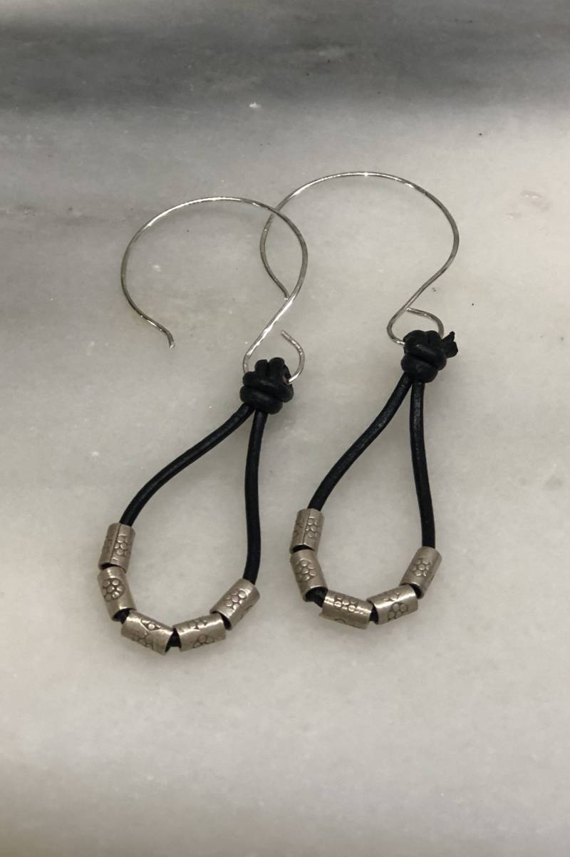 Thai Silber Und Schwarz Leder Teardrop Hoop Baumeln Ohrringe Sundance Style von vowangems