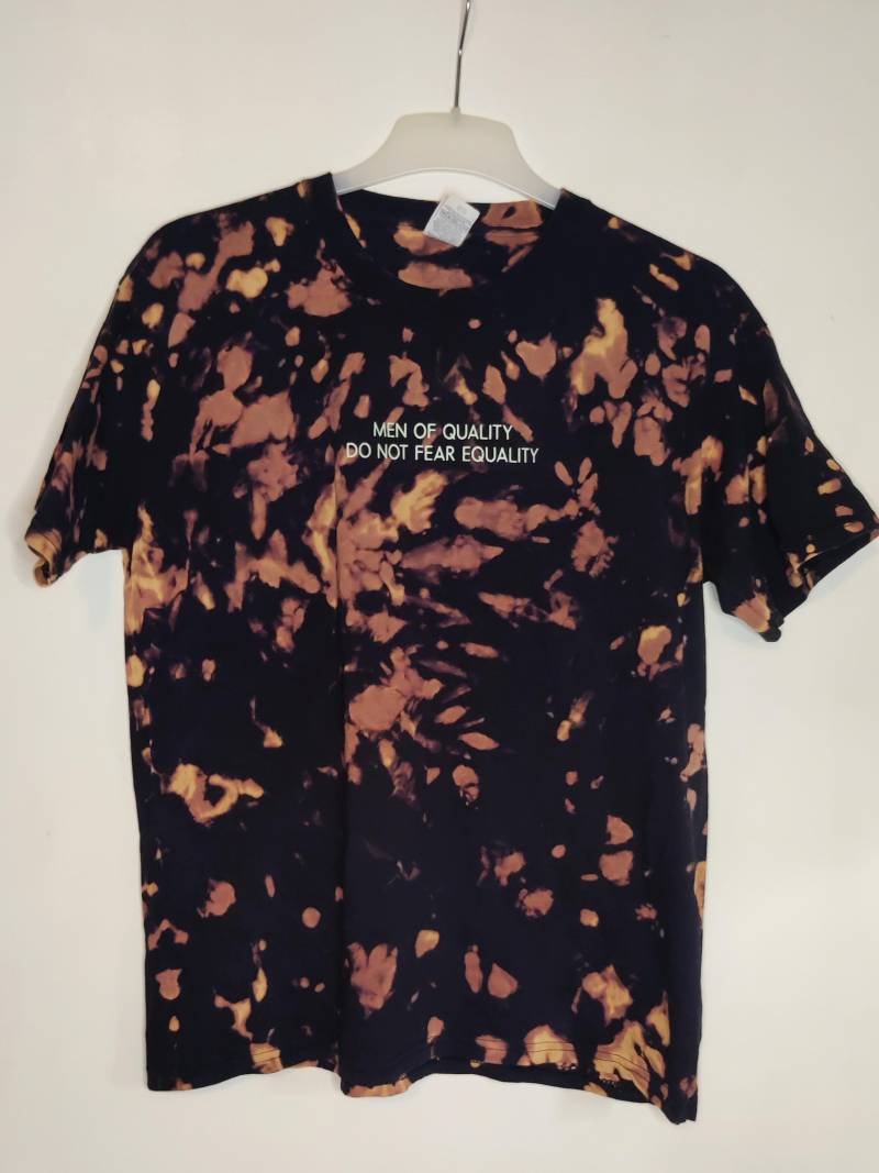 Men Of Quality Do Not Fear Equality - T-Shirt, Batik von vroniwerkelt