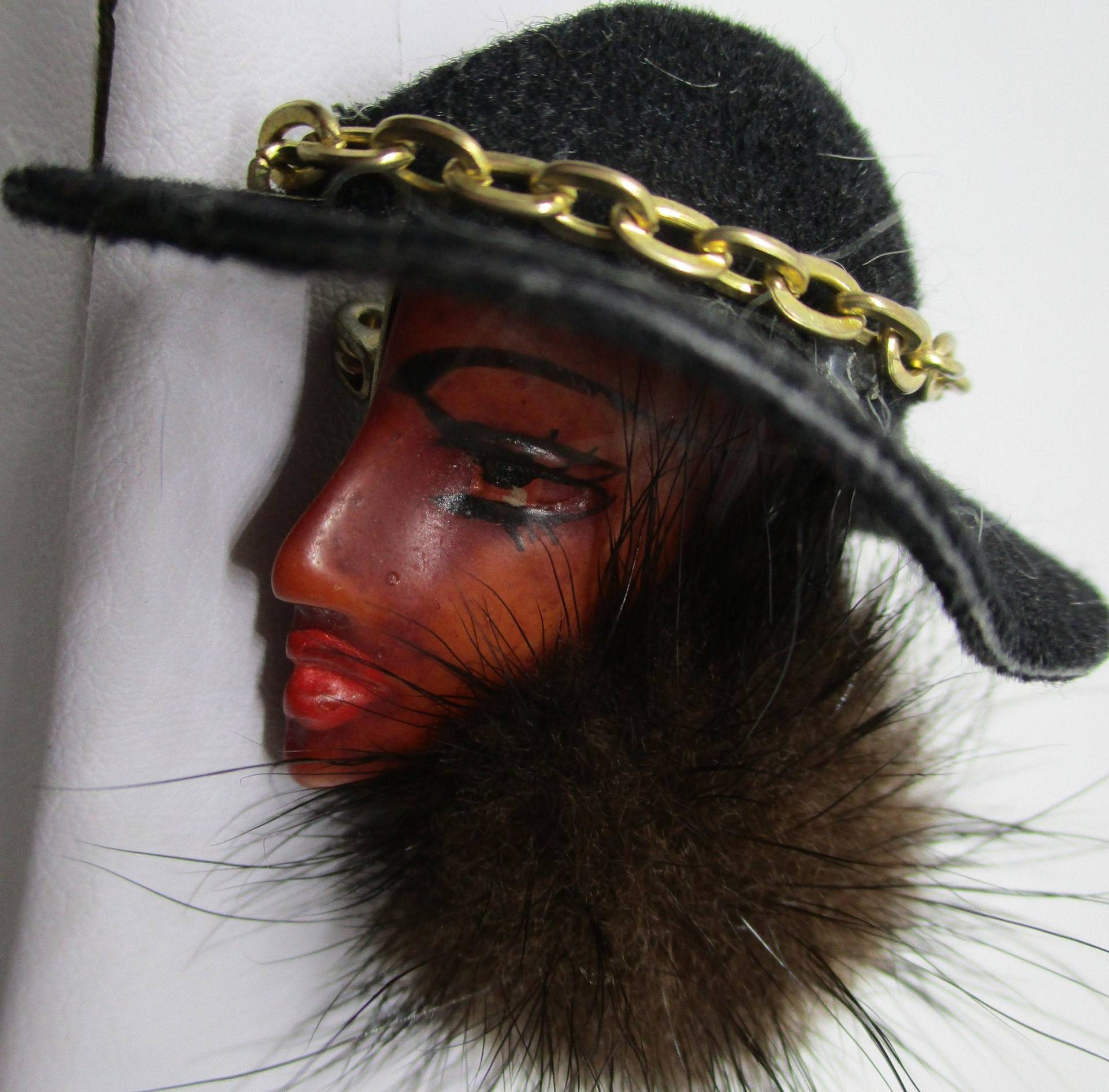 1970S Handgefertigte Nerz Kragen Brosche Lucite-Gesicht, Goldfarbene Kette von vserendipityboutique