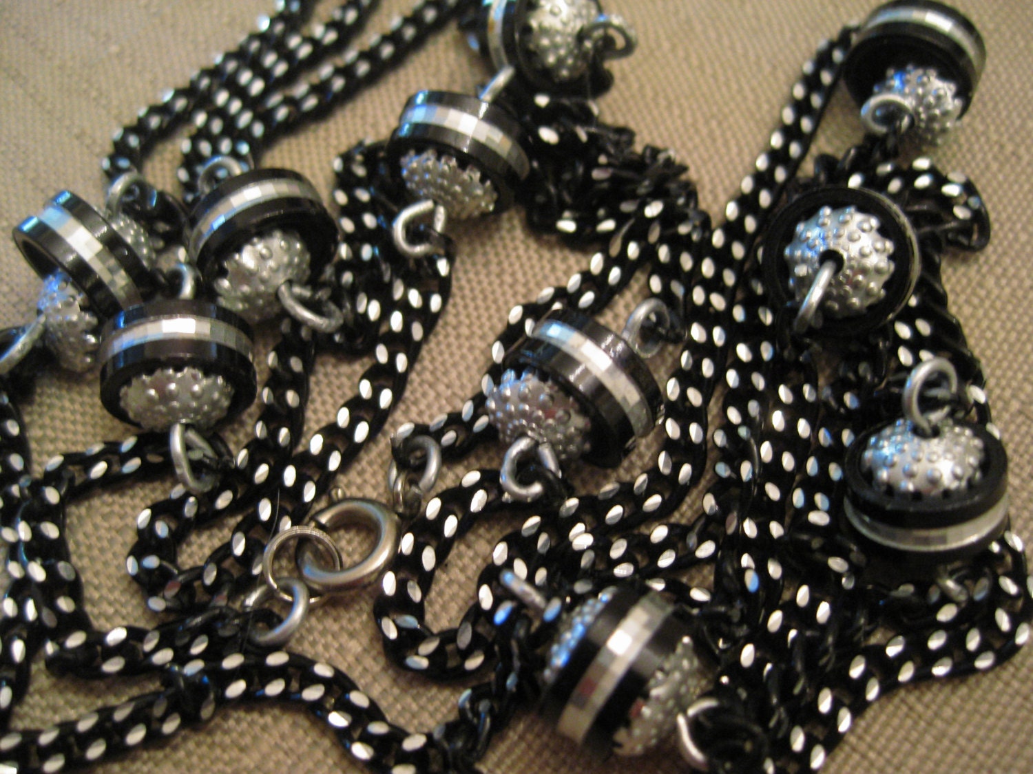 45 & 7/8 Zoll Halskette Vintage Einzelstrang Schwarz Aluminium Kette Link Halskette Strukturierte Silber Ton Metallperlen Mit Schwarzen Emaille Ringe von vserendipityboutique