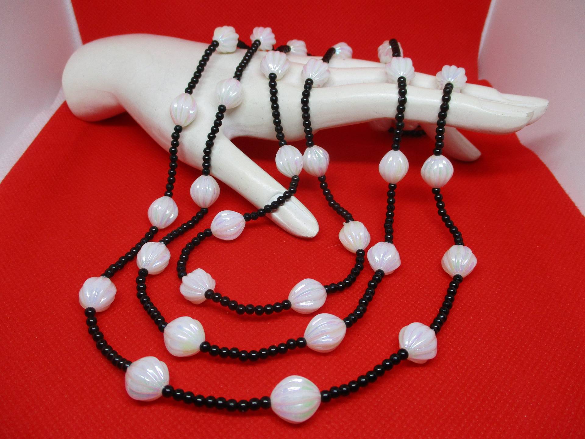 67 Zoll Irisierende Weiß Lucite & Schwarz Glas Seed Bead Flapper Halskette Opern Länge Einzelstrang Perlenkette von vserendipityboutique