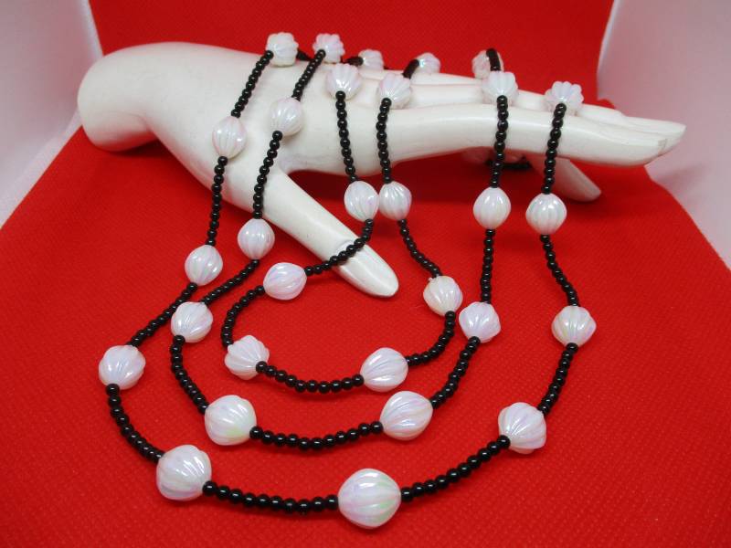 67 Zoll Irisierende Weiß Lucite & Schwarz Glas Seed Bead Flapper Halskette Opern Länge Einzelstrang Perlenkette 67 Zoll Irisierende Weiß Lucite & Schwarz Glas Seed Bead Flapper Halskette Opern Länge Einzelstrang Perlenkette von vserendipityboutique