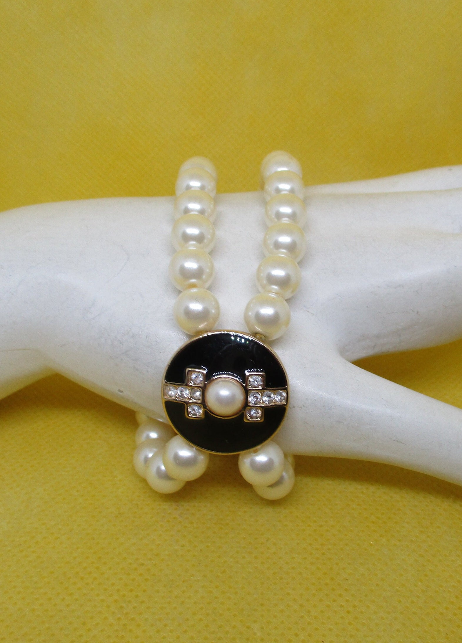Avon Faux Pearl Armband Blei & Nickel Frei Doppel Strang Strass Emaille Perle Stretch Gold Ton Armband Perlen von vserendipityboutique