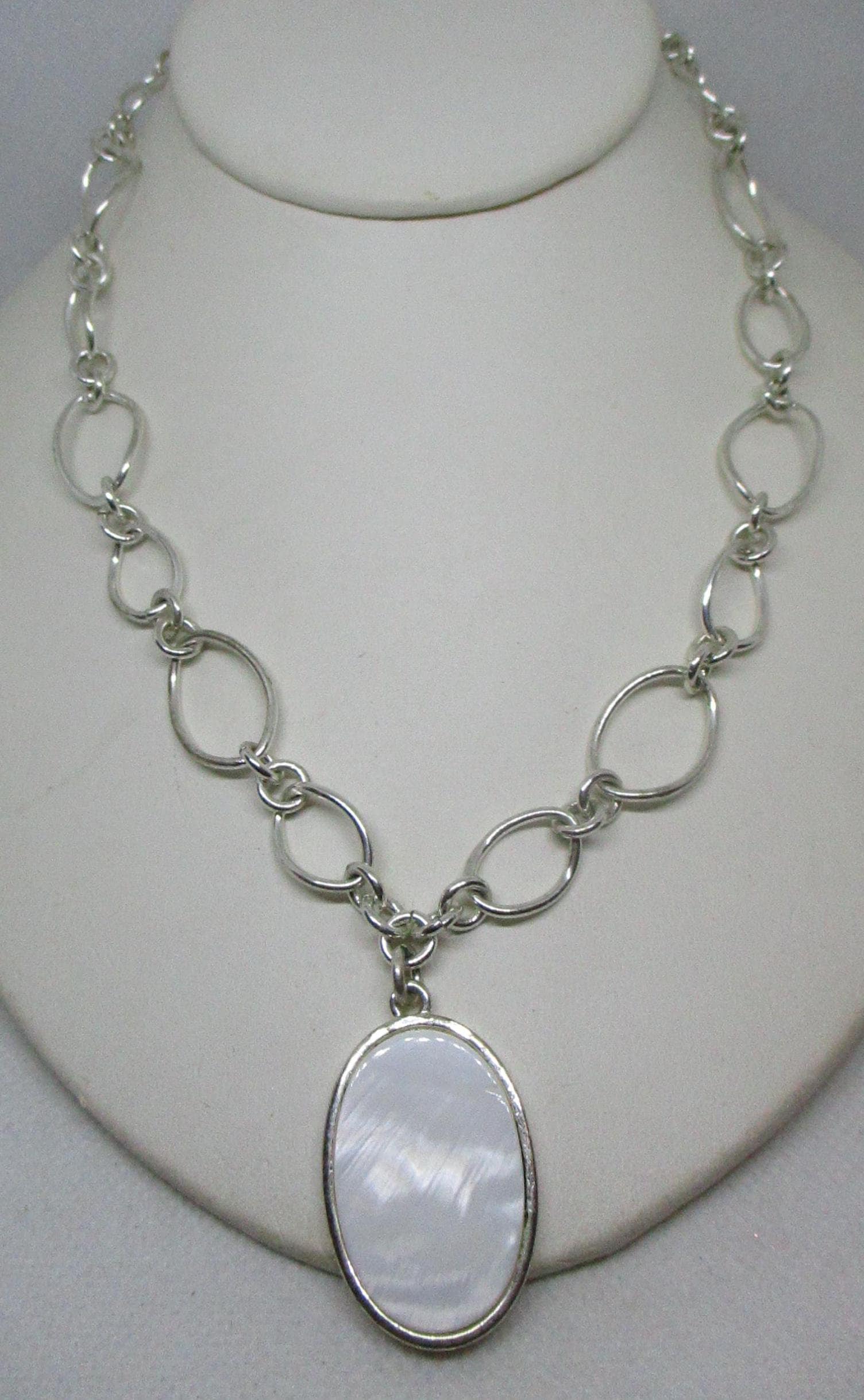 Avon Vintage Perlmutt Anhänger Halskette Silberfarbene Kette von vserendipityboutique