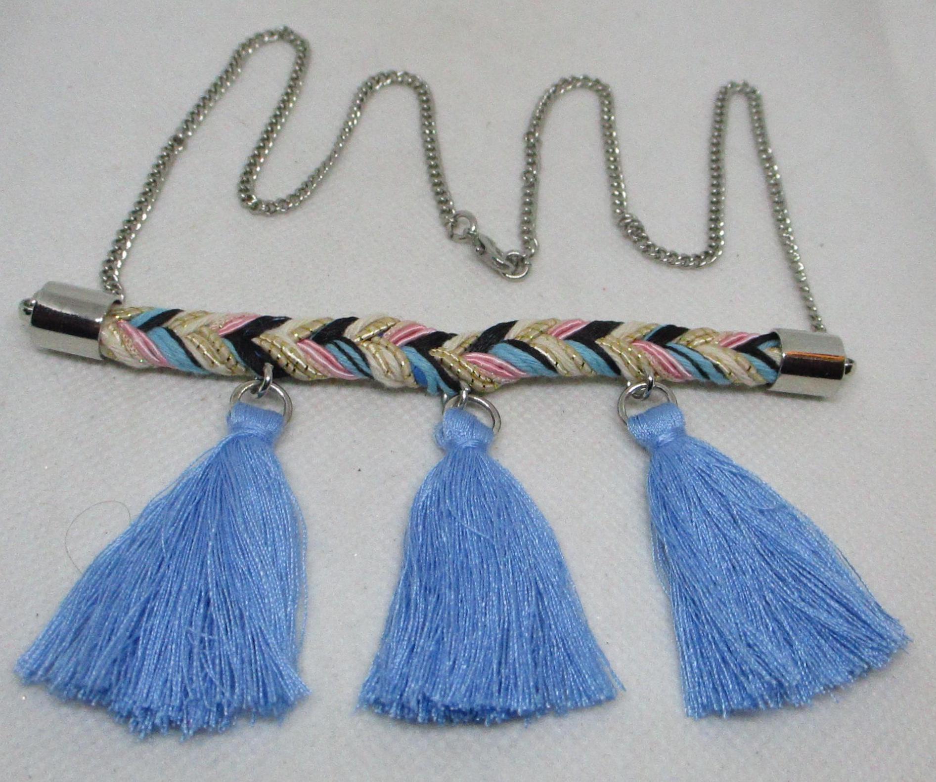 Blaue Quaste Anhänger Halskette - Geflochtener Stoff & Silberfarbene Kette von vserendipityboutique