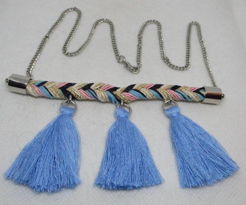 Blaue Quaste Anhänger Halskette - Geflochtener Stoff & Silberfarbene Kette von vserendipityboutique