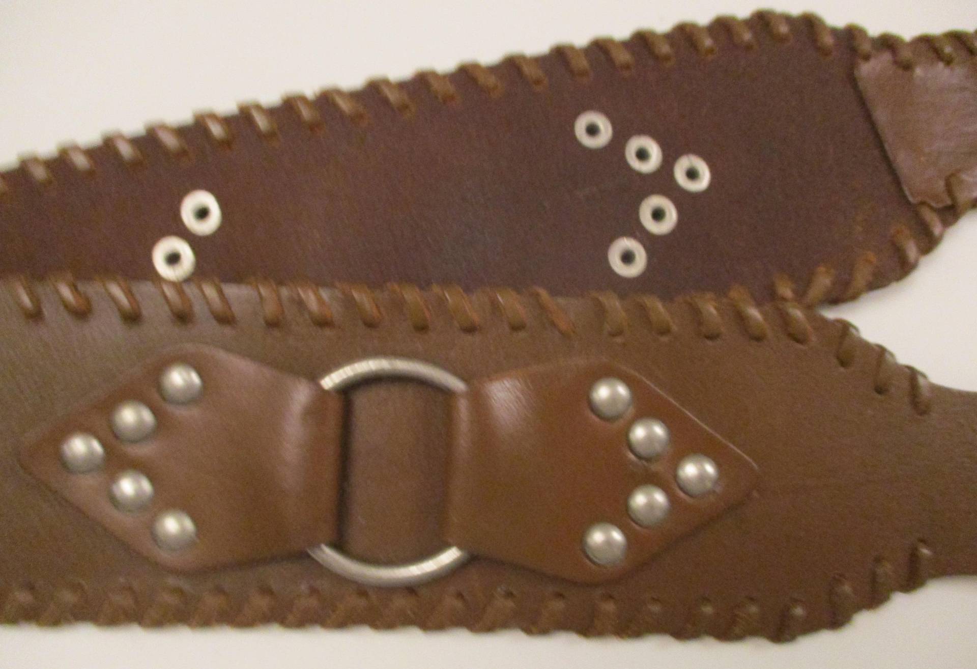 Calvin Klein Brauner Ledergürtel Mit Breiter, Genieteter O-Ring-Schnalle, Größe Large von vserendipityboutique
