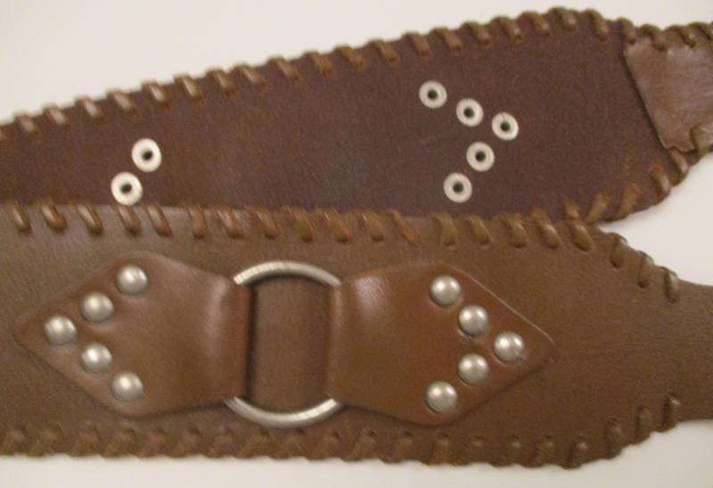 Calvin Klein Brauner Ledergürtel Mit Breiter, Genieteter O-Ring-Schnalle, Größe Large Calvin Klein Brauner Ledergürtel Mit Breiter, Genieteter O-Ring-Schnalle, Größe Large von vserendipityboutique