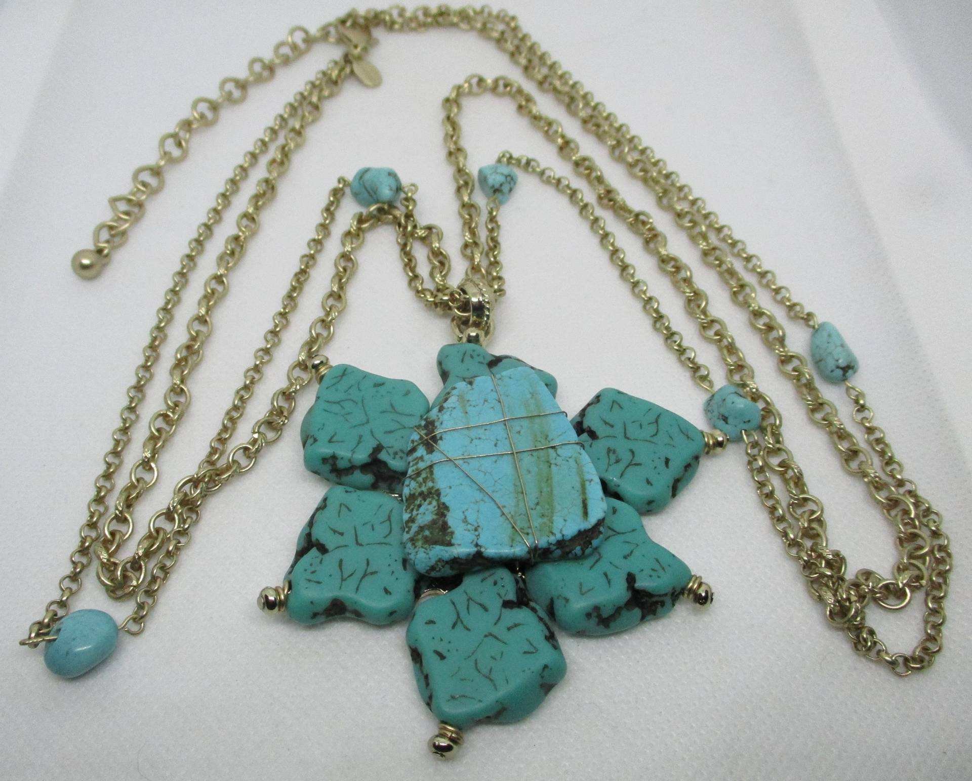 Chicos Türkis Blumen Anhänger Halskette Goldfarbene Kette, Nugget Perlen von vserendipityboutique