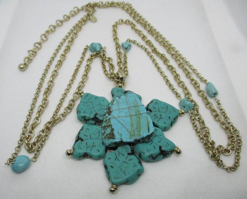 Chicos Türkis Blumen Anhänger Halskette Goldfarbene Kette, Nugget Perlen Chicos Türkis Blumen Anhänger Halskette Goldfarbene Kette, Nugget Perlen von vserendipityboutique